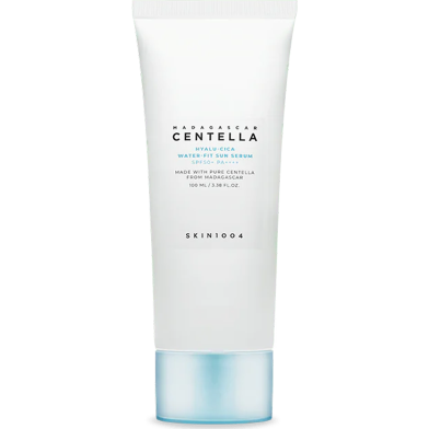 Sérum solaire SPF50+ PA++++ à la Centella Asiatica et à l'acide hyaluronique. Sa texture légère de type sérum aide à protéger des UV tout en apportant hydratation et confort.