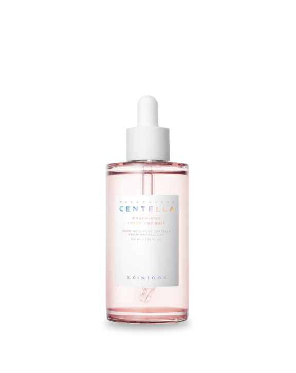 Ampoule légère dédiée au soin des pores, avec Centella Asiatica, sels minéraux et peptides. Sa texture aqueuse hydrate sans fini collant et aide à rendre la peau plus lisse.