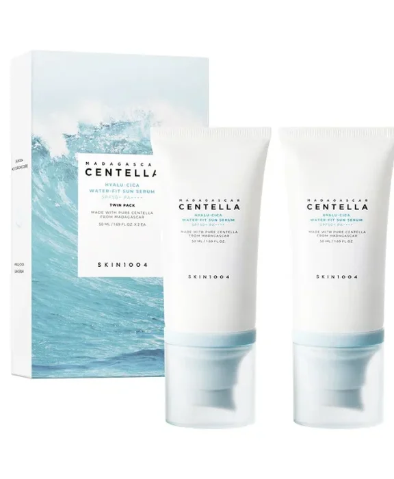 Protégez votre peau tout en la choyant avec SKIN1004 HYALU CICA WATER FIT SUN SERUM SPF 50 + PA++++ TWIN PACK 50 ML x 2, le sérum solaire innovant qui combine protection solaire haut niveau et soin hydratant. Sa texture légère et aqueuse pénètre rapidement sans laisser de traces blanches, tout en apaisant la peau grâce à l’extrait de centella asiatica et à l’acide hyaluronique. Ce duo primé par les Yesties 2025 offre une défense complète contre les UVA/UVB et les agressions environnementales, tout en gardant votre teint lumineux et hydraté.